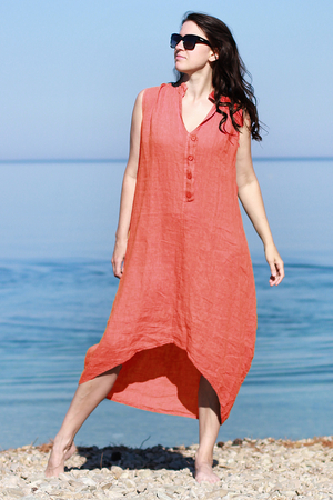 Przewiewna, lniana sukienka na lato dla kobiet kochających naturalny styl. monochromatyczny design długość midi z